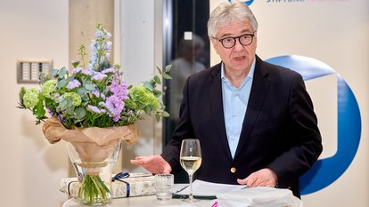 Ludwig Theodor Heuss am Stehtisch.