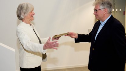 Heuss übergibt Geschenk an Brasseur.