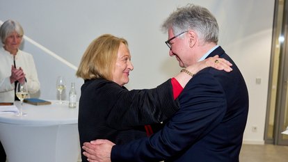 Leutheusser-Schnarrenberger umarmt Heuss.