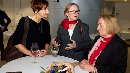 BBettina Stark-Watzinger und Sabine Leutheusser-Schnarrenberger am Stehtisch.