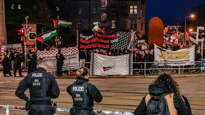 Polizeipräsenz und Demonstration vor dem Veranstaltungsort