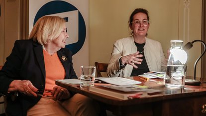 Karoline Preisler und Ilse Nagelschmidt im Gespräch