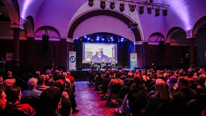 Lesung im Leipziger Felsenkeller mit per Video zugeschaltet Arye Sharuz Shalicar