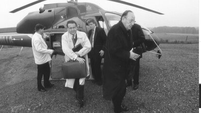 Hans-Dietrich Genscher mit den Stiftungsmitarbeitern Borek Severa und Harald Klein. 