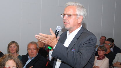 Ein Gast beteiligt sich am Gespräch.