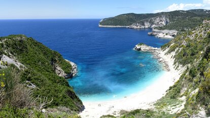 Die Ionischen Insel (hier Paxos) bestechen durch schroffe Steilküsten und türkises Wasser.