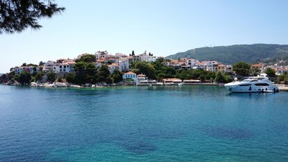 Die Altstadt von Skiathos überblickt den Hafen der kleinsten bewohnten Insel der Nördlichen Sporaden.