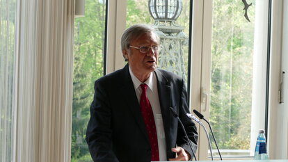 Wolfgang Gerhardt eröffnete die Ausstellung in Baden-Baden