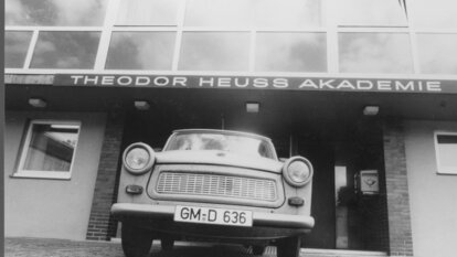Trabant vor dem Haupteingang, 1989
