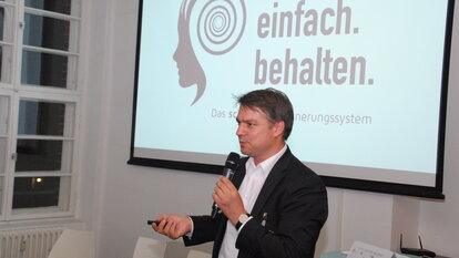 Nicol Jahns (einfach.behalten.das schnellste Erinnerungssystem) übte mit den Gästen Erinnerungstricks.