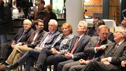 Unter den Gästen: viele politische Wegbegleiter Gerhart Baums.