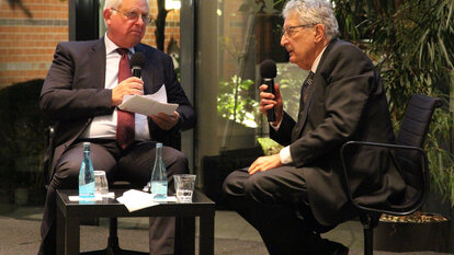 Gerhart Baum im Gespräch mit dem Journalisten Heiner Bremer.