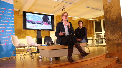 Anne Wellingerhof, Leiterin des Regionalbüros Berlin-Brandenburg der Friedrich-Naumann-Stiftung, begrüßte das Publikum