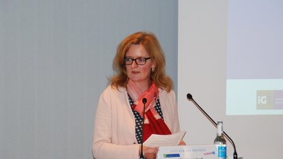 Anne Wellingerhof, Leiterin des Regionalbüros Berlin-Brandenburg der Friedrich-Naumann-Stiftung, begrüßte das Publikum