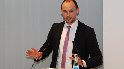 Christian Baumann, Bundesvorsitzender des Interessenverbands Deutscher Zeitarbeitsunternehmen e.V. beim Schlusswort.