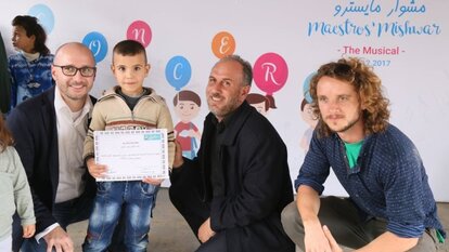 Omar mit seiner Urkunde