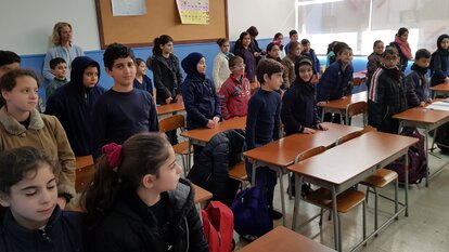 Eine gemischte Klasse mit Kinder aus dem Libanon