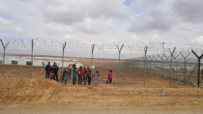  Flüchtlingskinder am Zaun des Lagers Al-Azraq im Osten Jordaniens