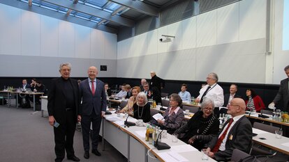 Begleiter von Peter Menke-Glückert: Gerhart Baum, Michael Theurer, Wanda Menke-Glückert, Barbara Genscher und Renate Liesmann-Baum