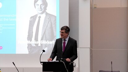 Der stellv. Vorstandsvorsitzende der Stiftung für die Freiheit Karl-Heinz Paqué begrüßte alle Gäste und Referenten und erinnerte an Peter Menke-Glückert.