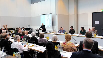 Der ehemalige Innenminister Gerhart Baum am Rednerpult.