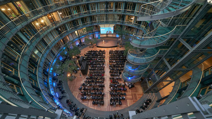 In "guter alter Tradition", wie Dirk Förterer von der Allianz bemerkte, war das Allianz-Forum auch dieses Jahr wieder beeindruckende Kulisse für die Rede zur Freiheit.