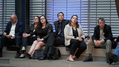 Selbst fehlende Stühle hielten die Besucher nicht davon ab, den Worten Garton Ashs zu lauschen.