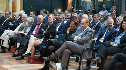 Auch für das politische Berlin waren die Worte des britischen Autors und seine Einschätzung der aktuellen Lage besonders spannend.