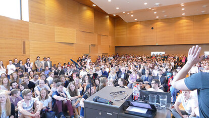Der Hörsaal in Regensburg ist bis zum letzten Platz gefüllt