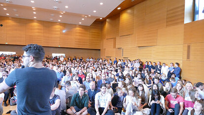 Mit Spannung erwarten die Studierenden Christian Lindner