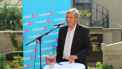 "Wir haben nicht lange gezögert als die Anfrage kam, ob wir nicht erneut bei der Renovierung der Umgebung um das Naumannsche Geburtstshaus behilflich sein könnten.