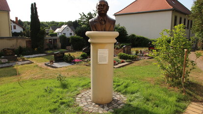 Und dann waren es drei Naumann-Büsten: Eine im Stiftungssitz in Potsdam, eine bei der THA in Gummersbach und nun auch eine in Naumanns Geburtsort Störmthal.