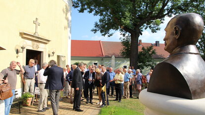 Naumann-Interessierte aus der ganzen Regionen waren zur Feierstunde neben dem Pfarrhaus und der Störmthaler Kreuzkirche gekommen.