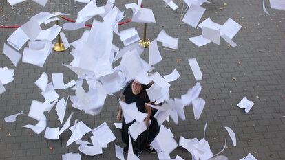Birte Freimann, André Trzewik und Rüya Gürcan vor dem Theater für Niedersachsen