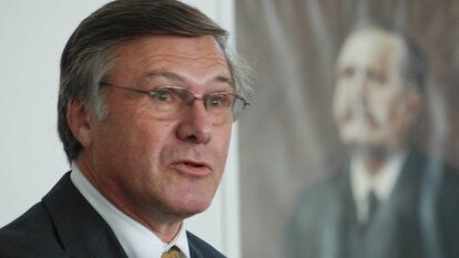 Wolfgang Gerhardt bei seiner Ansprache vor einem Porträt von Friedrich Naumann, bei der 40 Jahre Festveranstaltung der Theodor-Heuss-Akademie in 2007.