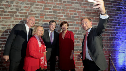 Christian Lindner macht ein Selfie mit dem Vorstand