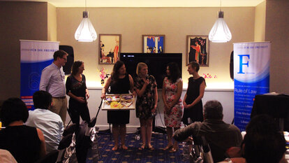 Unsere Stiftungsmitarbeiter in Mayanmar mit den JuLis.