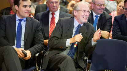 Historiker Peter Grupp (r., neben Ralf Erbel, Leiter des Regionalbüros Berlin-Brandenburg) teile seine Kessler-Expertise