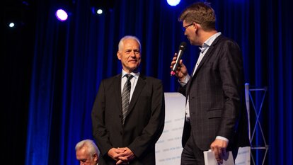 Dr. Gerhard Köthe mit dem Moderator Nils Kawig