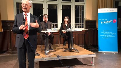 Hans Kreher, Vorsitzender des Landesfachausschusses Kultur und Ehrenvorsitzender der FDP MV, begrüßt die Gäste