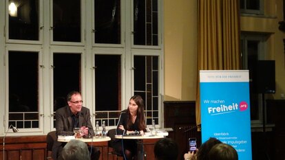 Lebhafte Diskussion: Volker Kutscher im Hintergrundgespräch mit Historikerin Carolin Wilewski