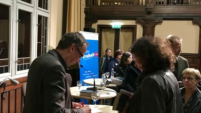 Im Anschluss an die Lesung signierte der Bestseller-Autor zahlreiche Bücher