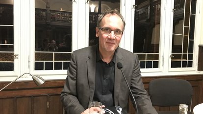 Bestsellerautor Volker Kutscher nach der Lesung in der stimmungsvollen Aula Schwerin