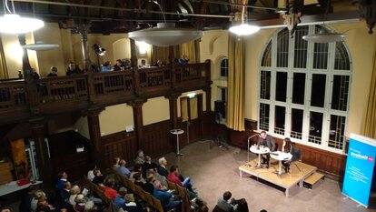 Stimmungsvolle Location: die Aula der Volkshochschule in Schwerin