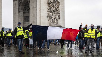 Gelbwesten (Mouvement des Gilets jaunes) bei ihrer Protestaktion am Arc de Triomphe 