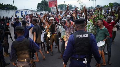 Die Bewoh feiern den Sieg Tshisekedis auf einer Straße in Kinshasa