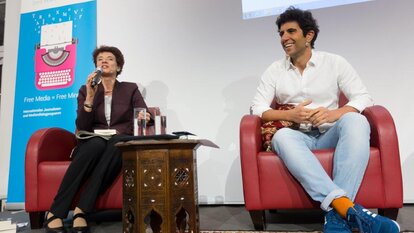 Moderatorin Dorothee Nolte (Tagesspiegel) mit Jaafar Absul Karim