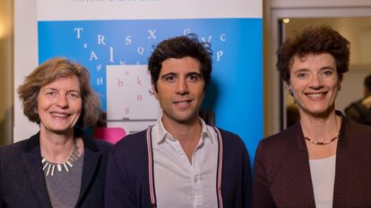 Jaafar Abdul Karim mit den Moderatorinnen Andera Nüsse und Dorothee Nolte