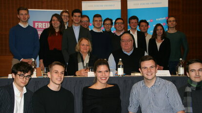 Mitglieder der Liberalen Hochschulgruppe mit Sabine Leutheusser-Schnarrenberger und Thomas Fischer.