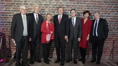 er Kuratoriumsvorsitzende Jürgen Morlok (l.) mit Wolfgang Gerhardt (4.v.l.) und dem neuen Vorstand (v.l.n.r.): Manfred Richter, Sabine Leutheusser-Schnarrenberger, Karl-Heinz Paqué, Bettina Stark-Watzinger, Michael Link
